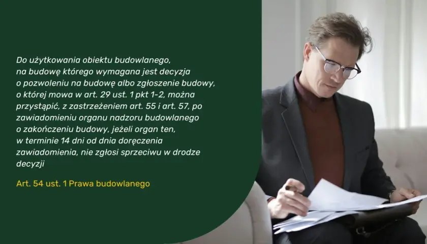 Mężczyzna w okularach analizuje dokumenty. Tekst informuje, kiedy nadzór budowlany przyjeżdża na odbiór domu.