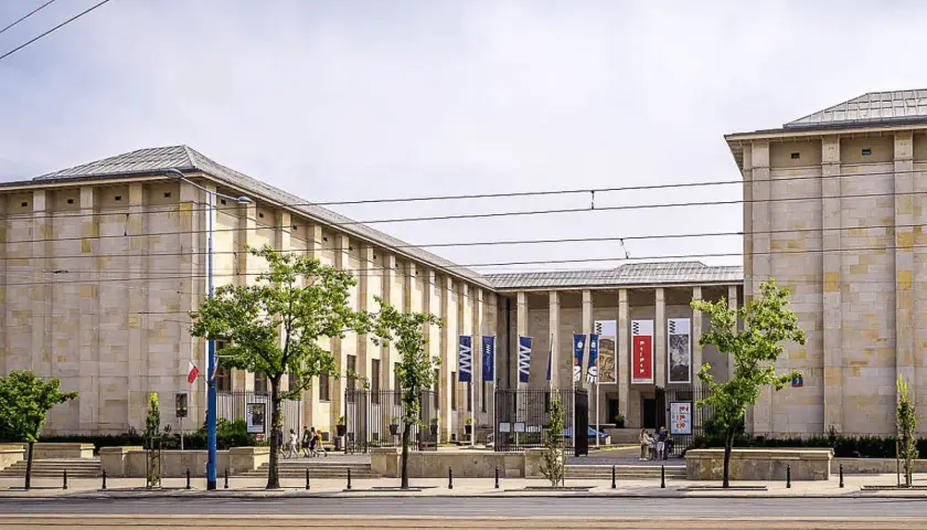Muzeum Narodowe w Warszawie, duma stolicy Polski, z flagą biało-czerwoną i banerami wystaw.
