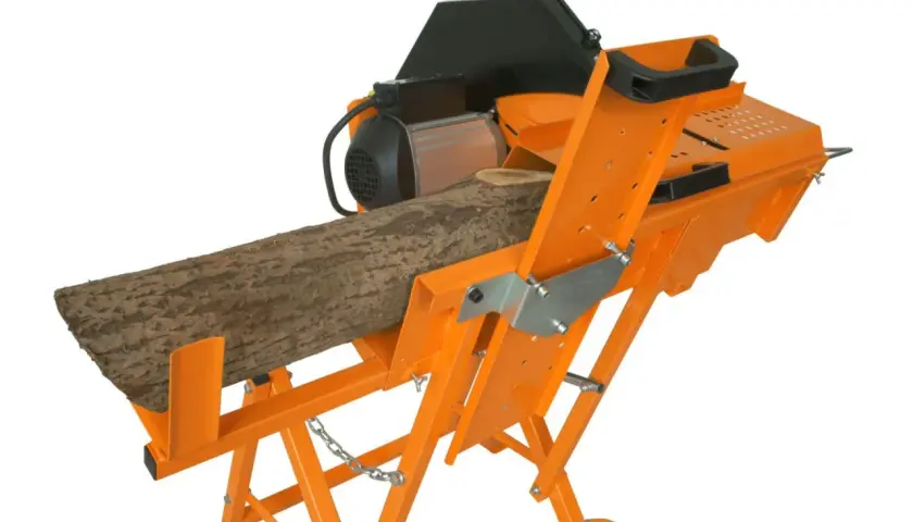 Holzspalter mit einem langen Holzstamm, bereit für die Verarbeitung. Ein Spessart woody 701 für effizientes Arbeiten.