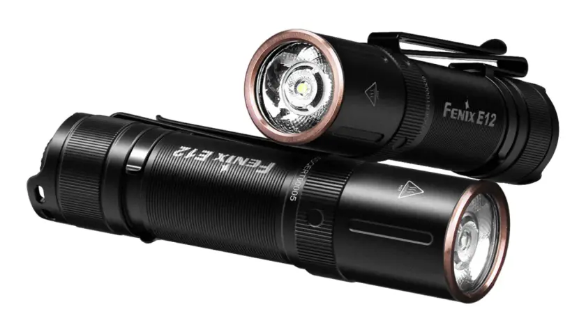 Dwa czarne latarki Fenix E12 V2.0 z miedzianymi akcentami, gotowe do akcji.