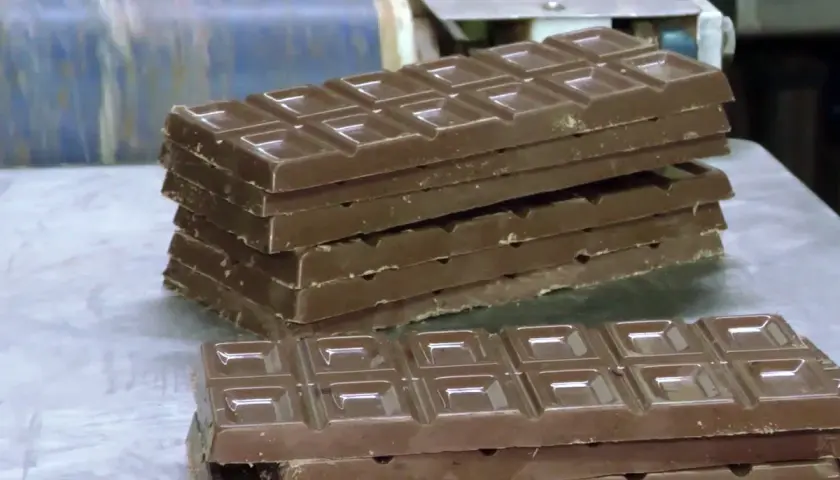 Barras de chocolate apiladas, listas para ser empaquetadas. Un dulce recuerdo de los chocolates Pérez Villajoyosa.