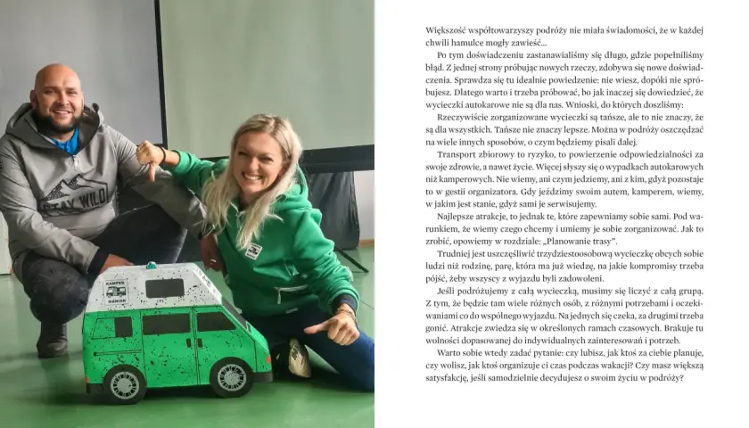 Uśmiechnięci ludzie obok modelu kampera. Ciekawe **syberia ciekawostki** o podróżowaniu kamperem i wycieczkach autokarowych.