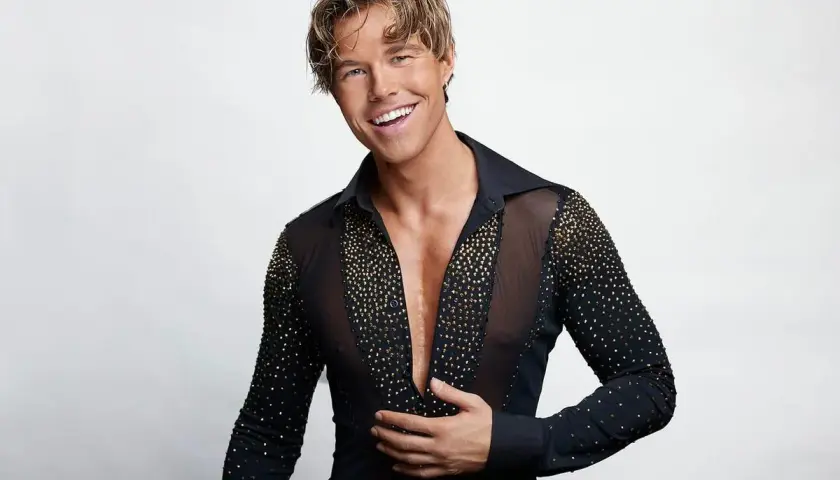 Andreas Wijk i en glittrande musikal-skjorta, redo för scenen.