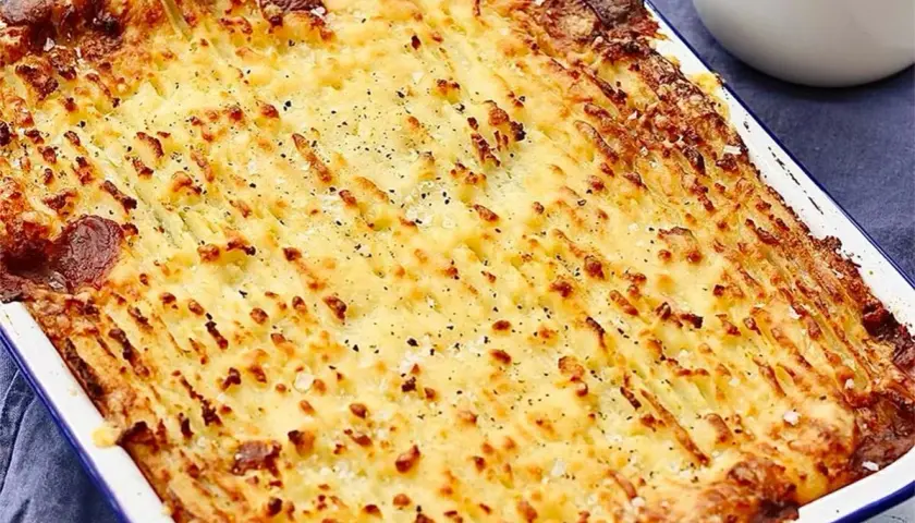Pastel de carne picada gratinado con puré de patatas, perfecto para tus recetas de carne picada.