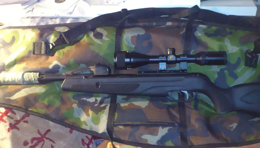 Karabinek Gamo HPA Mi z lunetą na kamuflażowej torbie. Gotowy do akcji!