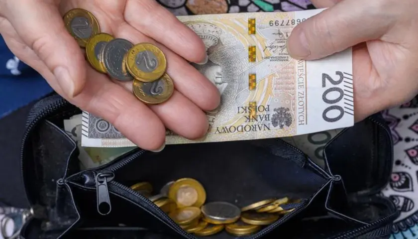 Dłonie wkładają do portmonetki 200 zł i garść monet. Czy to wystarczy na rentę bez lat pracy?
