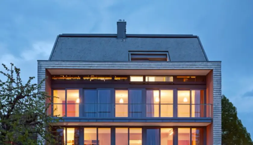 Modernes Haus mit großzügigen Glasflächen und einem schlichten Satteldach, das klassische Formen neu interpretiert.