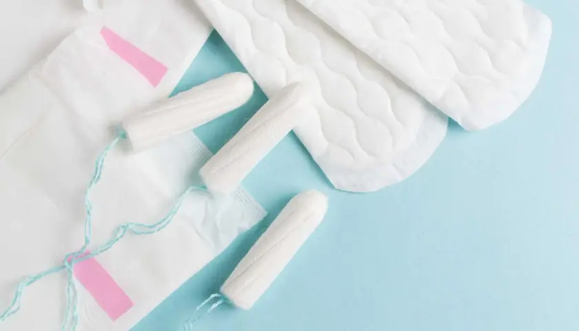 Hygienprodukter som bindor och tamponger. Vissa kvinnor upplever vita flytningar tidigt i graviditeten.
