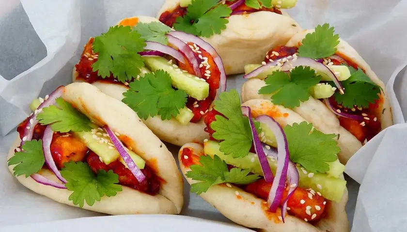 Fluffiga bao buns med kyckling, gurka, rödlök och koriander. Ett läckert bao buns recept!