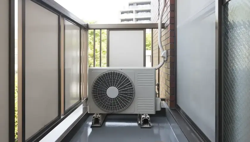 Klimatyzacja na balkonie: Jak ukryć jednostkę zewnętrzną?
