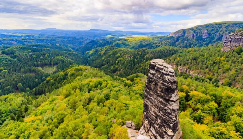 Imponujący skalny filar góruje nad zielonymi lasami i dolinami. Czeskie atrakcje przyrodnicze zachwycają o każdej porze roku.