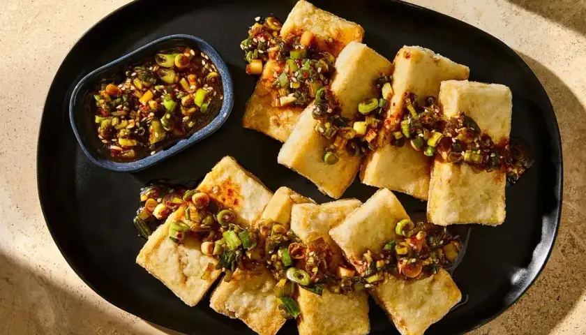 Chrupiące kawałki tofu, polane aromatycznym sosem z dymką i sezamem. Idealne do wypróbowania w ramach nowych tofu przepisów.