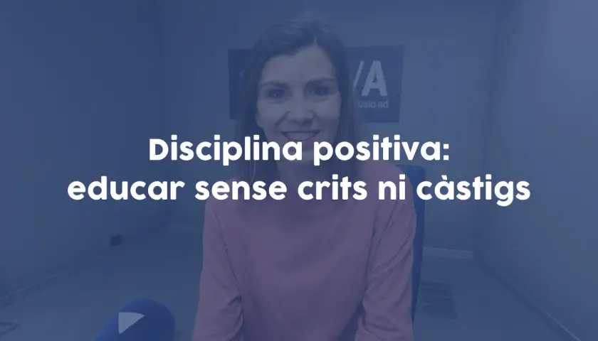 Mujer sonriente habla sobre disciplina positiva: educar sin gritos ni castigos.