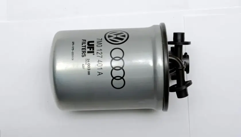 Filtr paliwa UFI z logo Audi. Kontrolka woda w filtrze paliwa może sygnalizować potrzebę wymiany.
