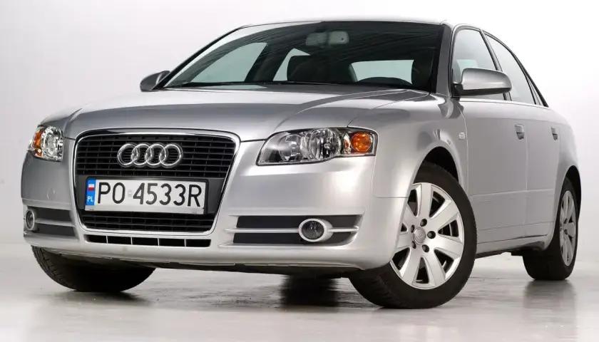 Srebrne Audi B7 z polskimi tablicami PO 4533R, prezentujące się na białym tle.