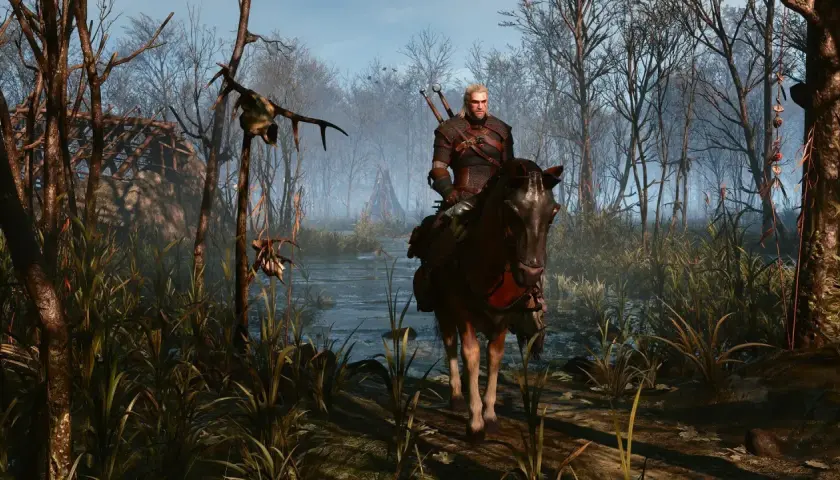 Geralt na koniu przemierza mglisty bór, szukając tropów w nowym dodatku Wiedźmin 3.