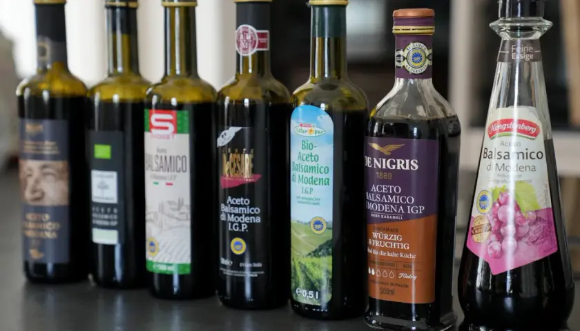Reihe von Flaschen mit Aceto Balsamico di Modena, darunter Bio-Aceto Balsamico und Hengstenberg Feine Essige.
