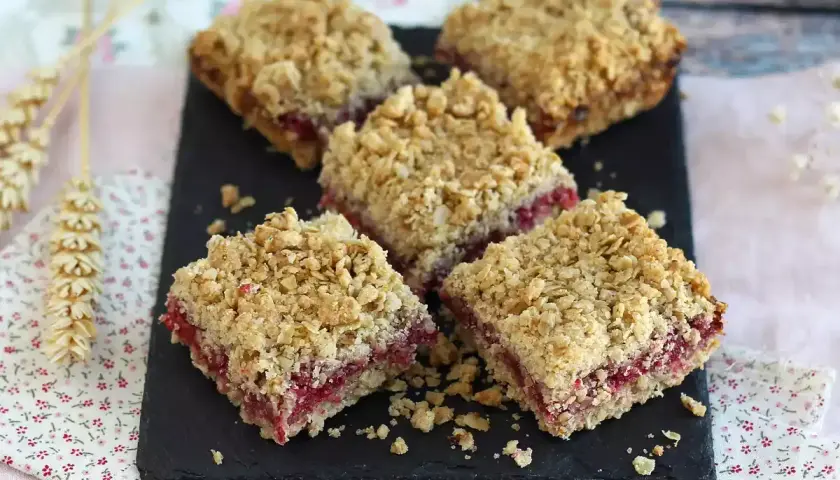 Färska bitar av hallonpaj smulpaj med en krispig topping. Perfekt till fikat!