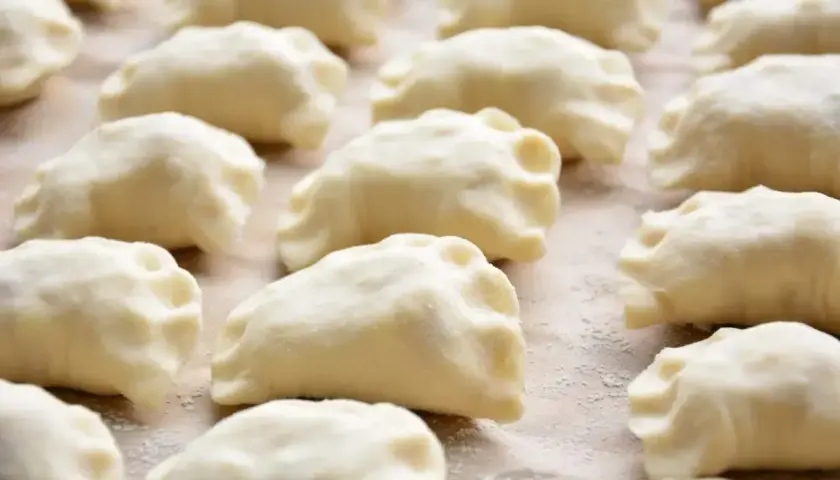 Gotowe do gotowania pierogi, przygotowane według prostego ciasto na pierogi przepis. Idealne na rodzinny obiad.