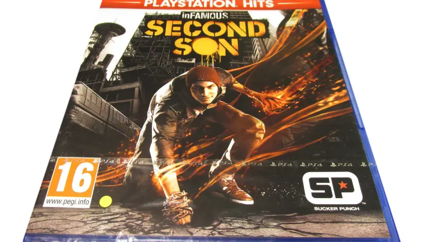 Okładka gry PlayStation 4 "inFAMOUS Second Son" z postacią Delsina Rowem, otoczoną płomieniami.
