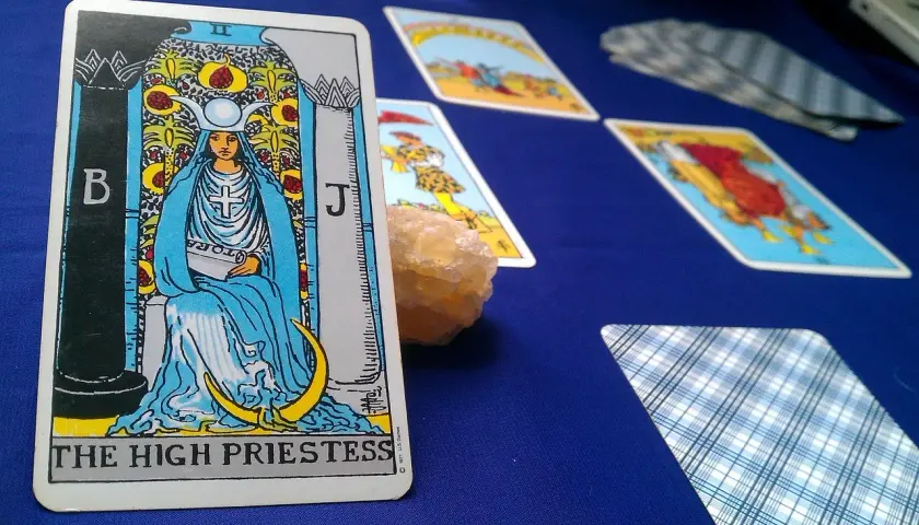 Tarot online tak czy nie - prawda o wróżbach internetowych i skuteczności