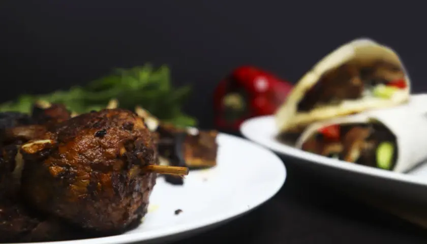 Sabroso kebab vegano en brocheta y wraps con pimientos y hierbas frescas.