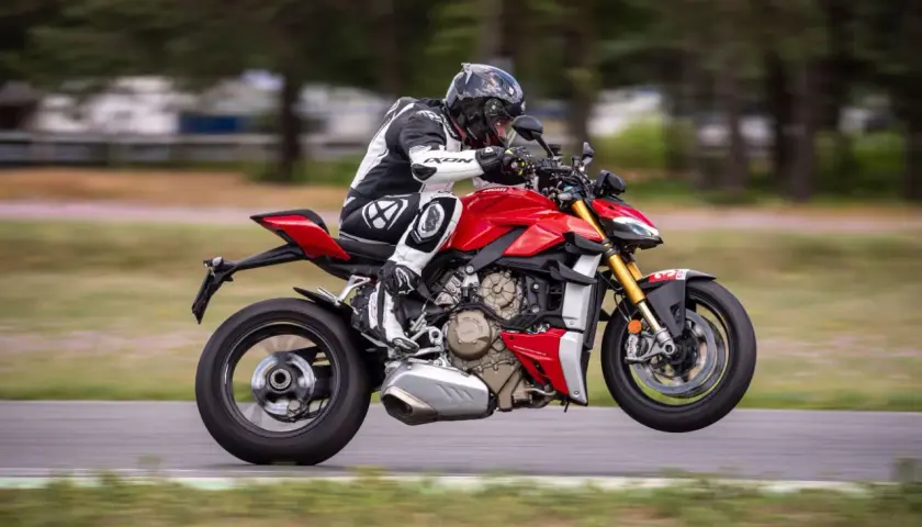 Motocyklista na torze na czerwonym Ducati Streetfighter V4. Poznaj jego ducati streetfighter v4 dane techniczne.