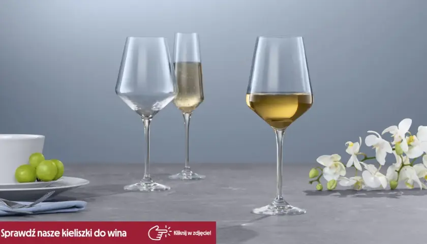Eleganckie kieliszki do wina, jeden z winem, drugi z szampanem, trzeci pusty. Idealne, by w czym pić likier.