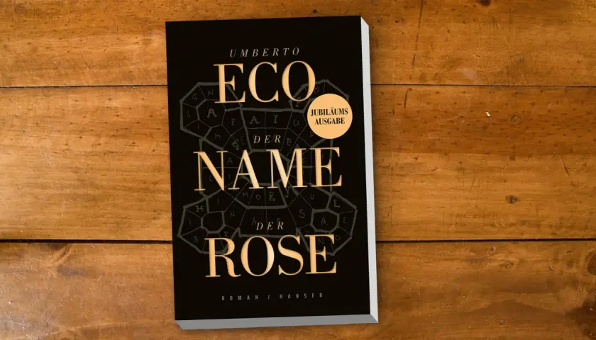 Umberto Eco, der autor von der Name der Rose, auf dem Buchcover einer Jubiläumsausgabe.