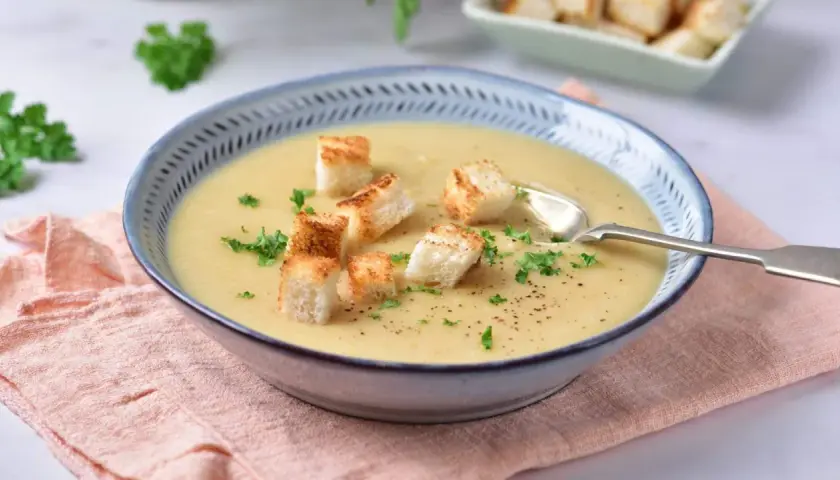 Niezwykły duet smaków w kremie z białych warzyw i gruszki na obiad