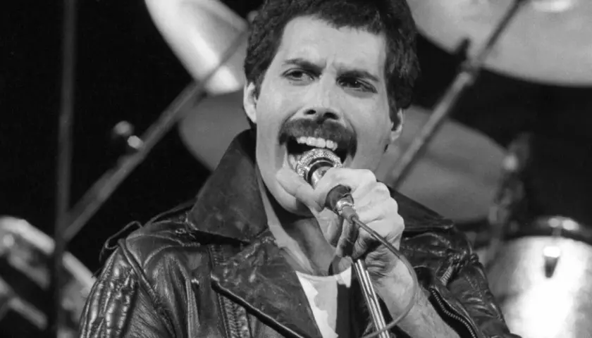 Freddie Mercury śpiewa do mikrofonu, jego ostatnie chwile przed śmiercią były pełne pasji.