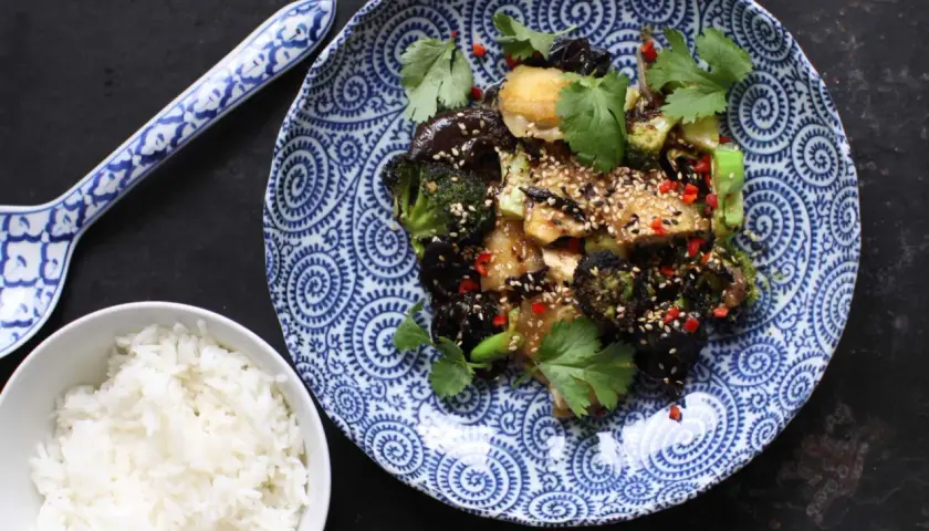 En smakrik tofu wok med broccoli, svamp och chili, toppad med sesamfrön och koriander. Serveras med ris.