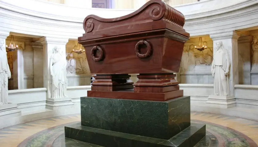 Grobowiec Napoleona w paryskim Invalides. Monumentalny sarkofag z czerwonego porfiru, otoczony rzeźbami.