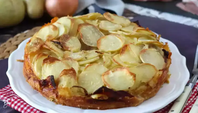 Tarte raclette sans pomme de terre, une création dorée et croustillante, prête à régaler.