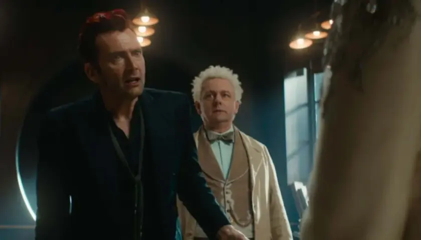 Crowley et Aziraphale, dans une scène qui pourrait annoncer la bonne omens saison 3, semblent surpris par un nouvel événement.