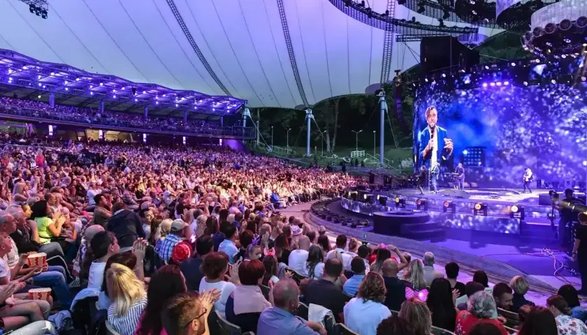Koncert pod gołym niebem, tłum widzów w amfiteatrze, na scenie artysta na wielkim ekranie. To jest top of the top!