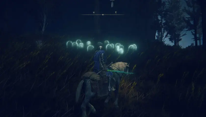 Rycerz na koniu w Elden Ring zbiera łzy larwy wśród nocnej mgły i wysokiej trawy.