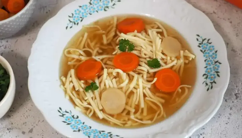 Aksamitny rosół z kaczki z makaronem nitki, marchewką i natką pietruszki. Idealny na chłodne dni.