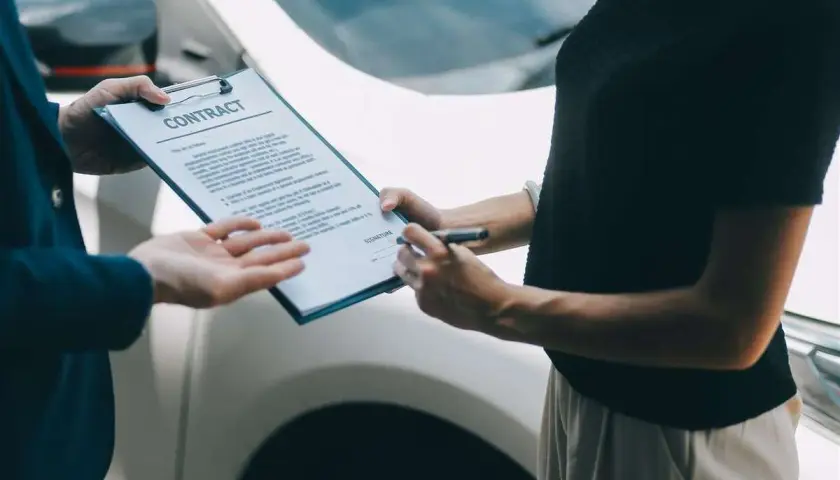 Firma del contratto per l'auto, un passo verso il certificato di proprietà auto mai avuto.