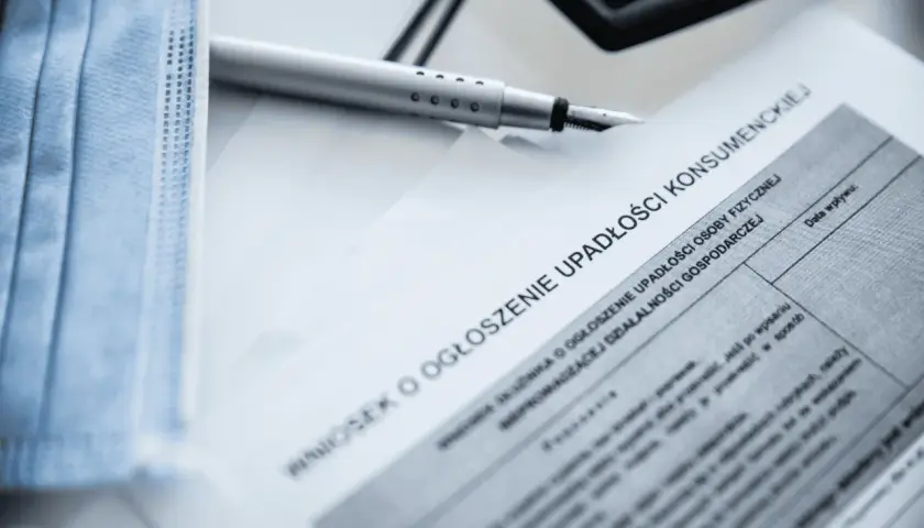 Czy upadłość konsumencka wstrzymuje egzekucję komorniczą? Sprawdź!