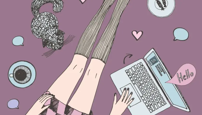 Gambe lunghe, un gatto, caffè e un laptop aperto con un fumetto "Hello". Un'immagine che evoca la sensazione di una relazione a distanza.