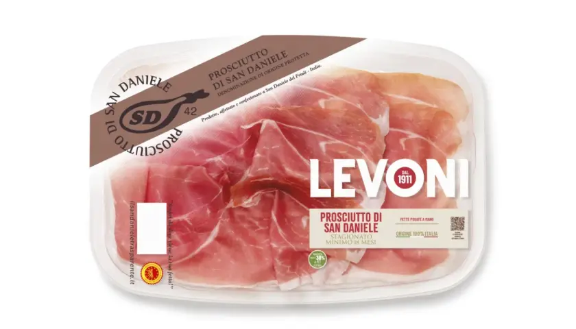 Plastikowe opakowanie z plastrami Prosciutto di San Daniele. Delikatne, różowe mięso z widocznym tłuszczem, idealne na włoską przekąskę.