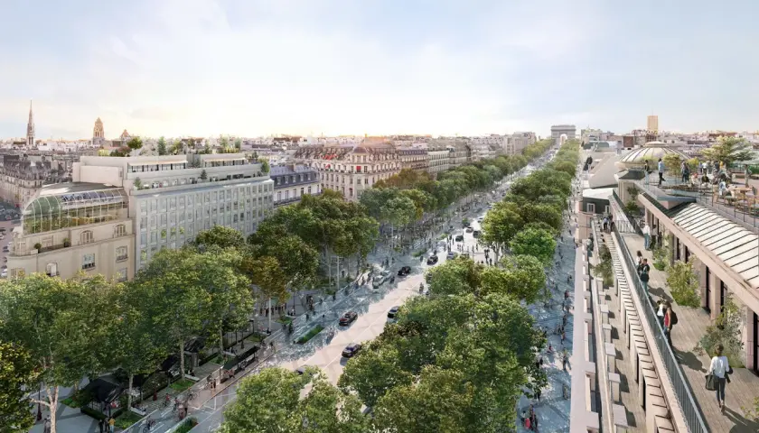 Widok na zielone Champs-Élysées z kawiarniami na dachu i łukiem Triumfalnym w oddali.