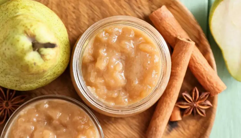 Deliciosa compota de pera casera, con peras frescas, canela y anís estrellado.