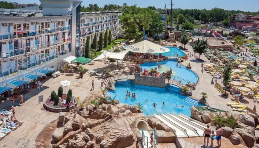 Słoneczne **Bułgaria wakacje** w hotelowym aquaparku z basenami, zjeżdżalniami i mnóstwem leżaków.