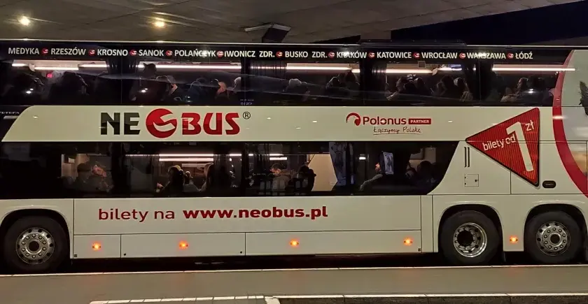 Autobus Neobus z wizerunkiem wielbłąda i napisem "bilety na www.neobus.pl".