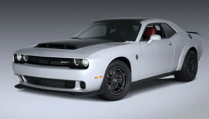 Srebrny Dodge SRT z czarną maską i dachem, z czerwonym wnętrzem, gotowy do jazdy.