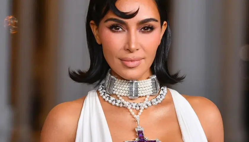 Kim Kardashian fryzura: 10 najmodniejszych stylizacji gwiazdy