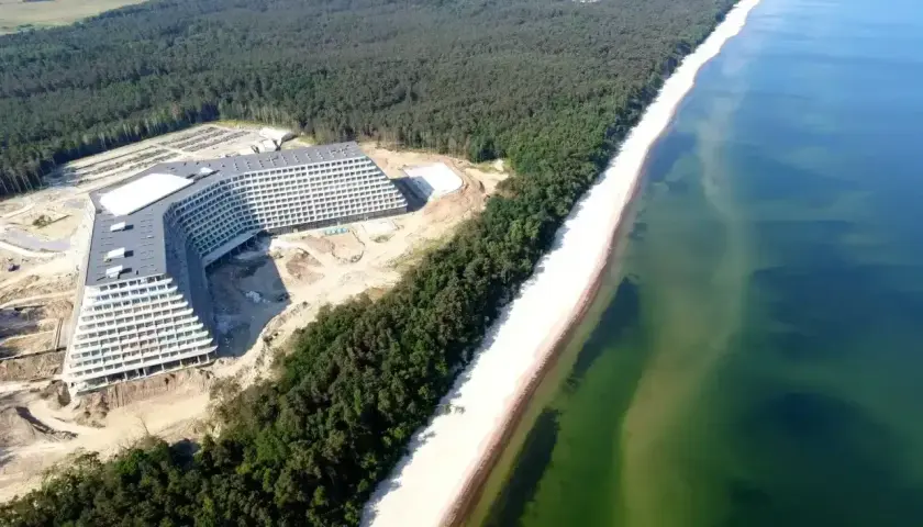 Nowy hotel Gołębiewski nad morzem, w otoczeniu lasu sosnowego i piaszczystej plaży.