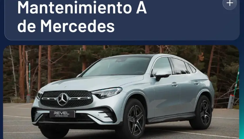 Un Mercedes plateado en un estacionamiento, listo para su mantenimiento A.